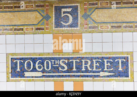 New York, New York - 27 octobre 2014 : classique mosaïque de la station de métro de la 5e Avenue, New York. panneau indiquant la sortie de 60th Street. Banque D'Images