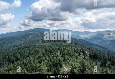 Kralicky sneznik paysage de montagnes avec plus kralicky sneznik Hill sur le midlle et d'autres collines autour de tour de perspective sur la colline klepac sur c Banque D'Images