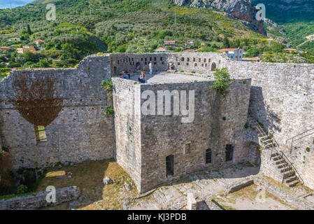 Murs défensifs de la forteresse dans le Stari Bar (Old Bar) - petite ville près de la ville de Bar, partie de la municipalité de Bar dans le sud du Monténégro Banque D'Images