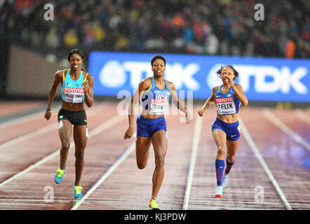 Phillys Francis (USA) remporte le 400m femmes, alonside Allyson Felix (USA) et Shaunae Miller-Uibo (Bahamas) - Championnats du monde IAAF, Londres 2017 Banque D'Images