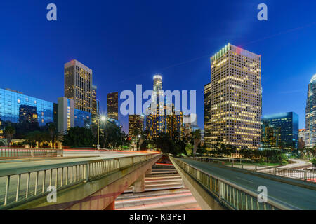 Nightscape classique skyline de centre-ville de Los Angeles, California, UNITED STATES Banque D'Images