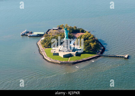 Superbe vue aérienne de la statue de la liberté, new york à partir d'un hélicoptère. Banque D'Images