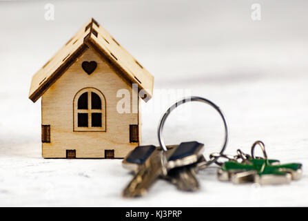 La petite maison à côté c'est la clés. symbole de l'embauche d'une chambre à louer, vendre une maison, acheter une maison, un prêt hypothécaire Banque D'Images