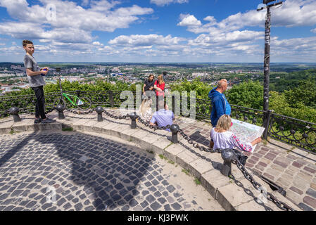 Touristes sur une Union de Lublin Mound dans le parc du Haut Château sur un sommet de la colline du Château à Lviv ville, Ukraine Banque D'Images