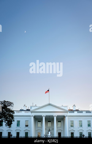 Maison blanche grand-angle vertical vue extérieure au crépuscule, drapeau américain, Washington, D.C., États-Unis d'Amérique, USA. Banque D'Images