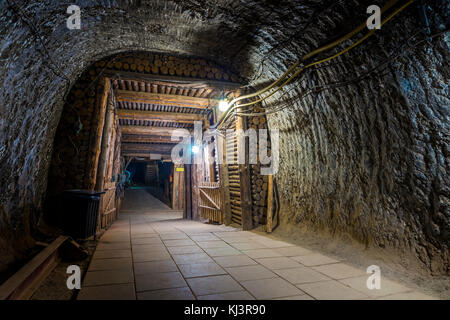 La sortie du tunnel de la mine souterraine illuminée en mine de sel de Bochnia, Pologne Banque D'Images