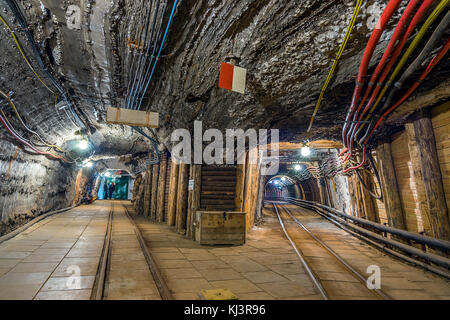 Tunnels lumineux dans le vieux, mine de sel de Bochnia, Pologne Banque D'Images