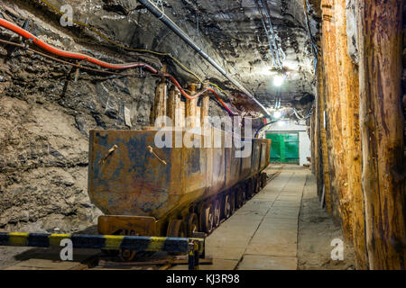 Metal Industriel wagon dans tunnel souterrain de mine de sel. Banque D'Images