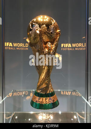 Zurich, Suisse - 12 Nov 2017 : Le trophée de la Coupe du Monde de la FIFA, exposé au musée du football mondial de la FIFA à Zurich, Suisse.