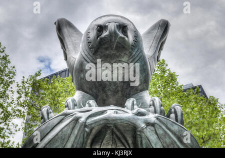 East Coast Memorial Park, New York. aigle en bronze sculpture par albino manca dans Battery Park. la côte est de l'absence de distinctions honorifiques du parc mémorial américain de la deuxième guerre mondiale Banque D'Images