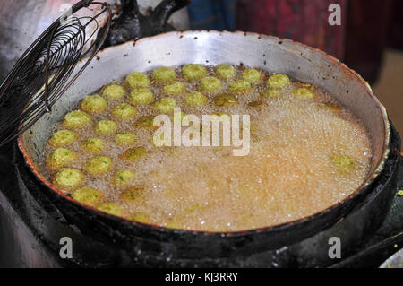 Grande casserole de frire Falafel à l'extérieur dans l'Égypte. Banque D'Images
