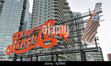 New York - le 23 mars 2014 : monument Pepsi Cola signer à Long Island City le 23 mars 2014. Cet hôtel historique de 147 pieds de signer une fois sur l'absence d'usine pepsi Banque D'Images