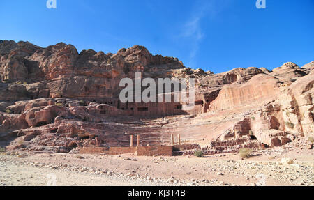 Amphithéâtre de l'époque romaine sculptée dans le grès rose à Pétra, en Jordanie. les façades de bâtiments creusés dans la roche derrière sont anciennes tombes. Banque D'Images