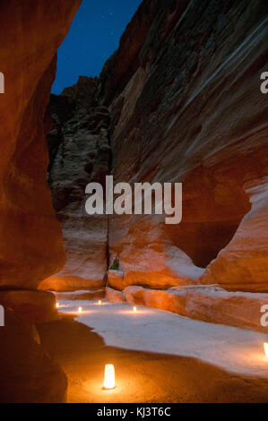 Trail au conseil du trésor (khasneh) à Petra, Jordanie la nuit - l'un des plus beaux sites de Moyen-Orient Banque D'Images