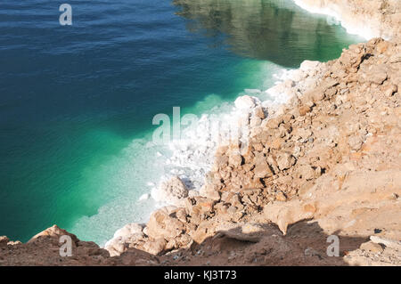 Vue sur le littoral de la mer morte. la mer morte est le plus profond lac hypersalin dans le monde. Banque D'Images