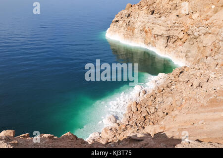 Vue sur le littoral de la mer morte. la mer morte est le plus profond lac hypersalin dans le monde. Banque D'Images