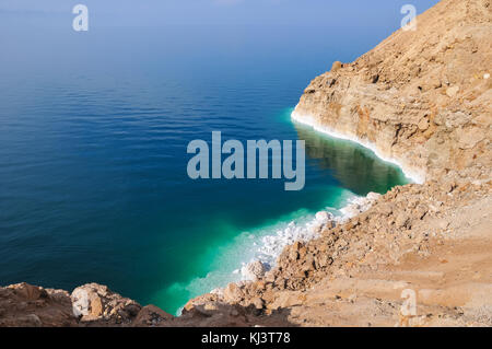 Vue sur le littoral de la mer morte. la mer morte est le plus profond lac hypersalin dans le monde. Banque D'Images