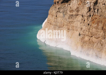 Vue sur le littoral de la mer morte. la mer morte est le plus profond lac hypersalin dans le monde. Banque D'Images