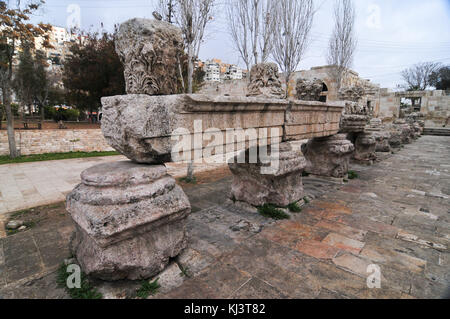 Théâtre romain d'AMMAN, JORDANIE -- Le théâtre a été construit sous le règne d'Antonius Pius (138-161 ce), la grande et en pente raide structure pourrait accueillir environ 60 Banque D'Images