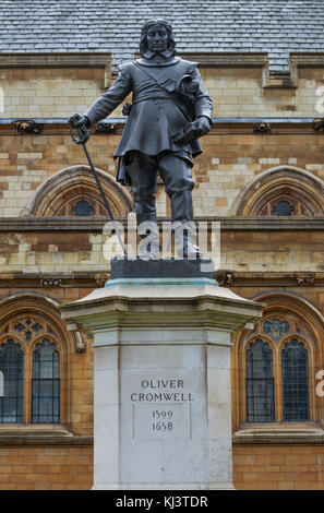 Oliver Cromwell - statue devant palais de Westminster (parlement), London, UK Banque D'Images