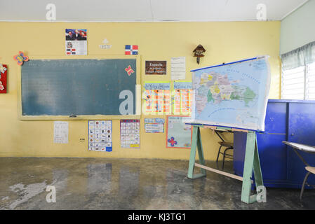 PROVINCE DE LA ALTAGRACIA, RÉPUBLIQUE DOMINICAINE - 31 AOÛT 2014: Salle de classe rurale de l'école Cañada Honda dans la République dominicaine entre Higuey et Banque D'Images