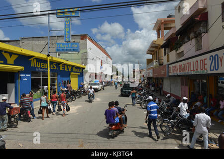 Higüey, République dominicaine - 31 août 2014 : rue bondée de la Ville de Higuey, en République dominicaine. Banque D'Images