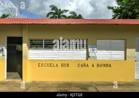 PROVINCE DE LA ALTAGRACIA, RÉPUBLIQUE DOMINICAINE - 31 AOÛT 2014: Salle de classe rurale de l'école Cañada Honda dans la République dominicaine entre Higuey et Banque D'Images