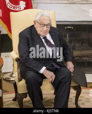 Le président Donald J. Trump s’entretient avec des membres de la presse à l’occasion d’une visite du Bureau ovale de l’ancien secrétaire d’État Dr Henry Kissinger, mardi 10 octobre 2017, à la Maison Blanche à Washington, D.C. personnes : ancien secrétaire d’État Dr Henry Kissinger Banque D'Images