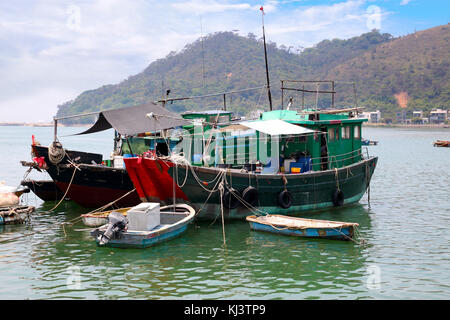 Les chalutiers de pêche traditionnel ou bateaux ancrés au large des côtes de tai o, un village de pêcheurs sur l'ouest de l'île de Lantau à hong kong. Banque D'Images