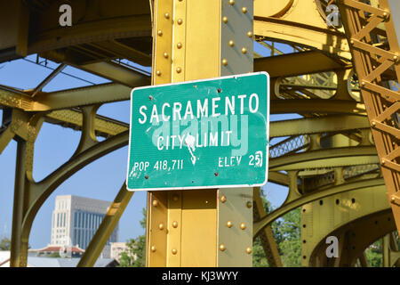 Limite de la ville de Sacramento signe sur le Tower Bridge sur la rivière Sacramento de Sacramento, en Californie. Banque D'Images