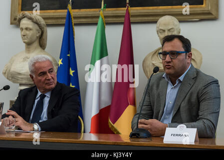 Rome, Italie. 20 nov, 2017. domenico vulpiani et Paolo ferrara au cours de conférence de presse du maire de Rome virginia raggi présente le projet de réaménagement de la côte d'Ostie, après la victoire de l'movimeto cinq étoiles (m5s) de la dixième town hall le 20 novembre 2017 à Rome, Italie Crédit : andrea ronchini/pacific press/Alamy live news Banque D'Images