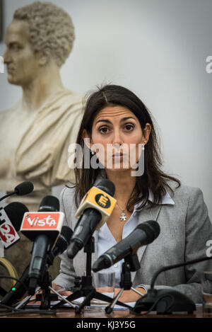 Rome, Italie. 20 nov, 2017. maire de Rome virginia raggi présente le projet de réaménagement de la côte d'Ostie, après la victoire de l'movimeto cinq étoiles (m5s) de la dixième town hall le 20 novembre 2017 à Rome, Italie Crédit : andrea ronchini/pacific press/Alamy live news Banque D'Images