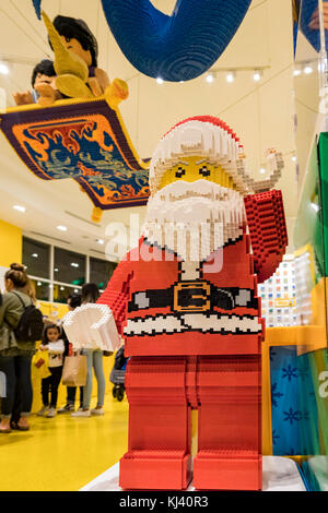 Anaheim, nov 11 : santa claus statue lego dans le célèbre quartier de Downtown Disney, Disneyland resort le Nov 11, 2017 à Anaheim, Orange county, californ Banque D'Images