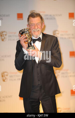 Londres, ANGLETERRE - 12 février : Billy Bob Thornton, John Hurt, CBE, vainqueur de Meryl Streep vu à la salle de presse à l'Orange British Academy Film Awards 2012 à l'Opéra Royal le 12 février 2012 à Londres, Angleterre les gens : John Hurt CEPB Banque D'Images