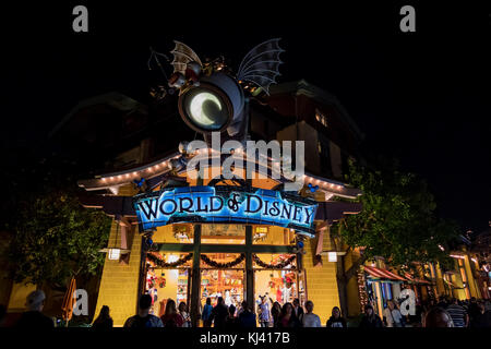 Anaheim, nov 11 : magasins dans le célèbre quartier de Downtown Disney, Disneyland resort le Nov 11, 2017 à Anaheim, Orange County, California, UNITED STATES Banque D'Images