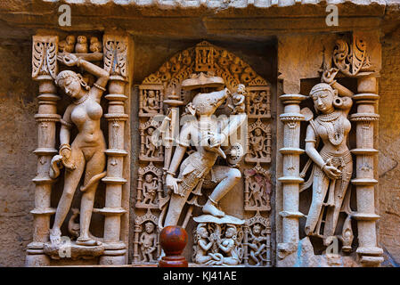 Idole sculpté dans du seigneur Vishnu Varaha avatar sur la paroi interne de Rani ki Vav, Patan au Gujarat, en Inde. Banque D'Images