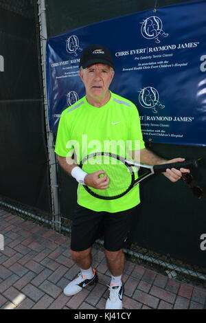 DELRAY Beach, FL - 27 OCTOBRE : Alan Thicke au Chris Evert/Pro-Celebrity Raymond James Tennis Classic à l'Delray Beach Tennis Center le 27 octobre 2012 à Delray Beach, en Floride. People : Alan Thicke Banque D'Images