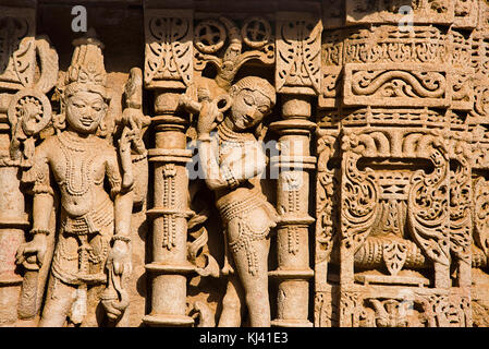 Idoles sculptés sur la paroi interne de Rani ki Vav, une étape bien construite de façon complexe. Patan au Gujarat, en Inde. Banque D'Images