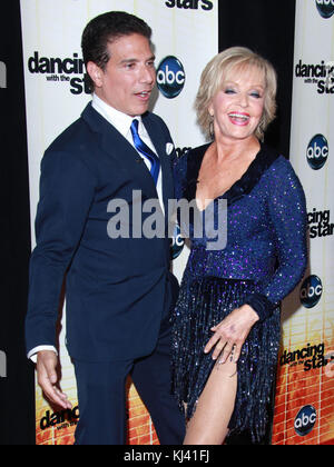 HOLLYWOOD - 01 novembre : Corky Ballas Florence Henderson assiste à 'Dancing with the Stars' 200e épisode au boulevard du 3 au 1 novembre 2010 à Hollywood, Californie. People : Corky Ballas, Florence Henderson Banque D'Images