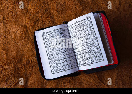 Gros plan de 'le Coran' (sous forme ouverte). Texte religieux central de l'Islam. Banque D'Images