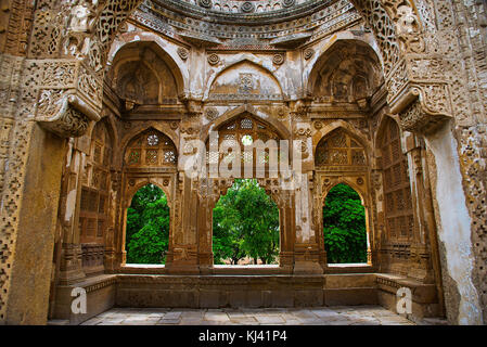 Mur intérieur sculpté d'un grand dôme construit sur un podium, Jami Masjid (mosquée), Parc archéologique de Champaner - Pavagadh, classé au patrimoine mondial de l'UNESCO, Gujarat, Inde Banque D'Images