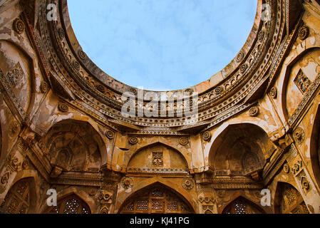 Vue partielle sur le grand dôme sculpté construit sur un podium, Jami Masjid (mosquée), Parc archéologique de Champaner - Pavagadh, classé au patrimoine mondial de l'UNESCO, Gujarat, Inde Banque D'Images