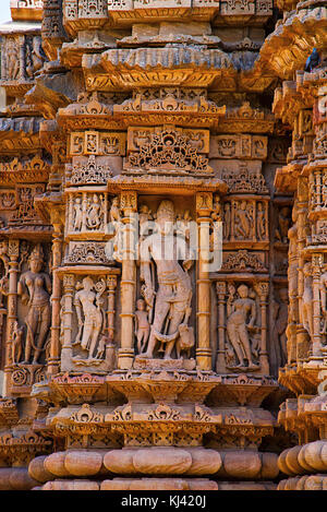 Sculpture de détails sur le mur extérieur du Temple du Soleil. Village de Modhera, district de Mehsana, Gujarat, Inde Banque D'Images