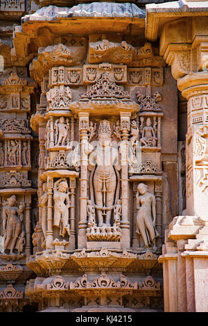 Détails de sculpture sur le mur extérieur du Temple du Soleil, village de Modhera du district de Mehsana, Gujarat, Inde Banque D'Images