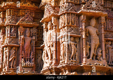 Sculpture de détails sur le mur extérieur du Temple du Soleil. Village de Modhera, district de Mehsana, Gujarat, Inde Banque D'Images