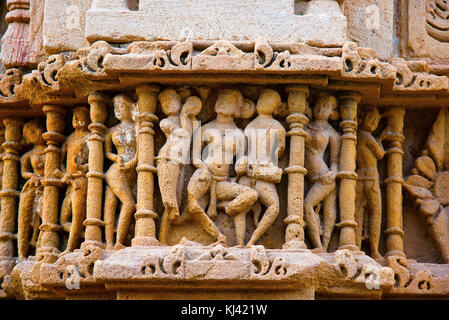 Sculpture de détails sur le mur extérieur du Temple du Soleil. Village de Modhera, district de Mehsana, Gujarat, Inde Banque D'Images