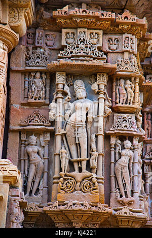 Sculpture de détails sur le mur extérieur du Temple du Soleil. Village de Modhera, district de Mehsana, Gujarat, Inde Banque D'Images