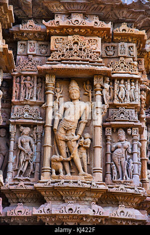 Sculpture de détails sur le mur extérieur du Temple du Soleil. Village de Modhera, district de Mehsana, Gujarat, Inde Banque D'Images