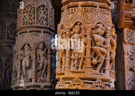 Sculpture de détails sur la paroi intérieure du Temple du Soleil. Village de Modhera, district de Mehsana, Gujarat, Inde Banque D'Images