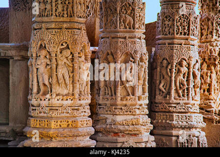 Sculpture de détails sur la paroi intérieure du Temple du Soleil. Village de Modhera, district de Mehsana, Gujarat, Inde Banque D'Images